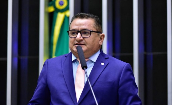 O relator da proposta, deputado Prof. Reginaldo Veras - (Foto: Zeca Ribeiro / Câmara dos Deputados)
