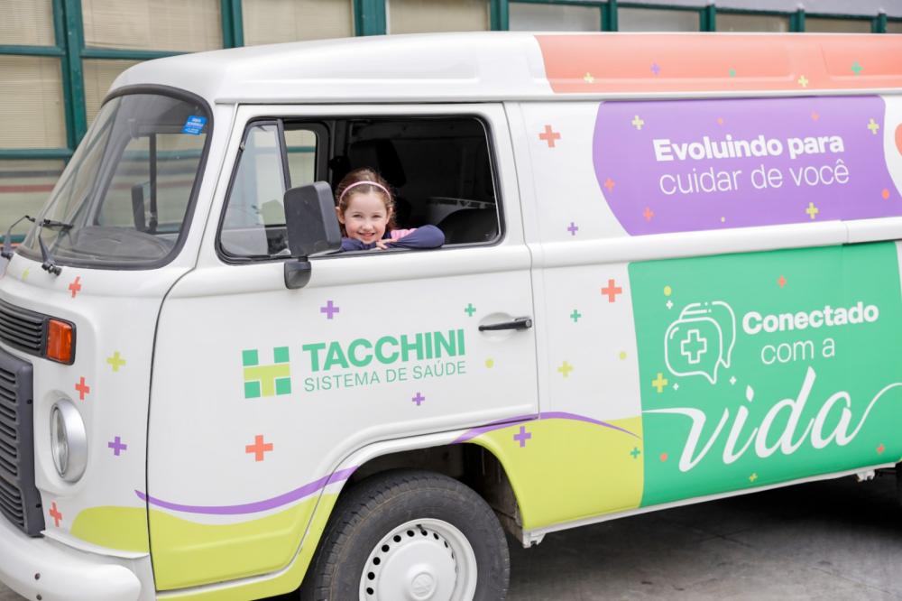Menina de 4 anos vence concurso para escolher nome da Kombi do Tacchini