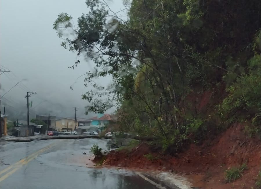 ALERTA: Deslizamento de terra é registrado na Aristides Bertuol em Bento