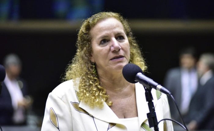 Jandira Feghali: países que investiram em testes e vacina combateram melhor a Covid-19 - (Foto: Zeca Ribeiro/Câmara dos Deputados)