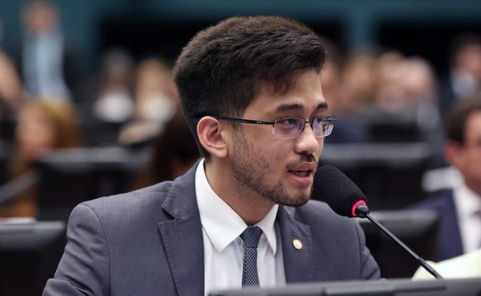 Kim Kataguiri lembra que a cadeia do leite responde por 24% do valor bruto nacional de produção - (Foto: Myke Sena / Câmara dos Deputados)