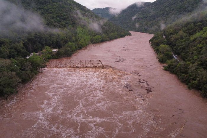 O que havia sobrado da ponte de ferro foi levada no final da noite desta segunda-feira, 04 de setembro. Crédito: Melquiades Bunai de Bastiani / Divulgação