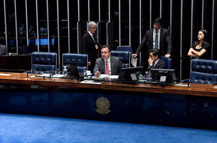 Rodrigo Pacheco na sessão desta terça: projeto aprovado com alterações retornará para a Câmara dos Deputados - Foto: Jonas Pereira/Agência Senado