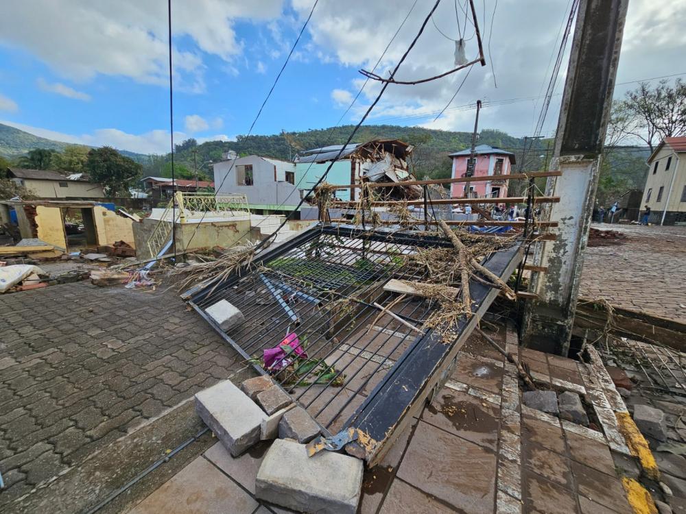 Depois que a água baixou, restou muita lama e destruição. Crédito: Marcelo Dargelio/NB Notícias