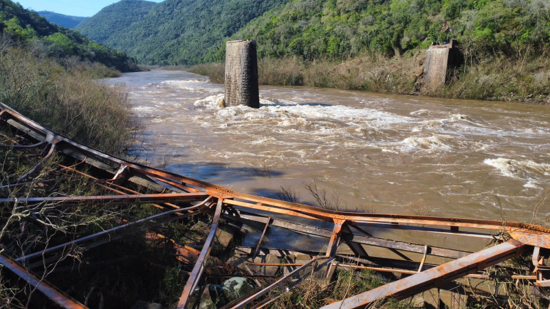 Destroços da Ponte de Ferro já podem ser vistos nesta quarta (06)