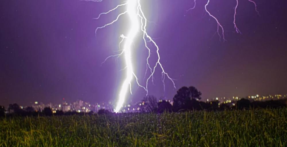 Nova onda de temporais trará muitos raios no Oeste e no Noroeste do Rio Grande do Sul, como na região de Ijuí (foto do último fim de semana). Intensa instabilidade provocará ainda chuva forte a torrencial, queda de granizo e vendavais isolados com possibi