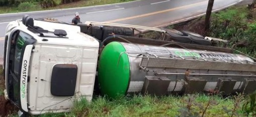 Veículo com carga de leite tomba na BR-470