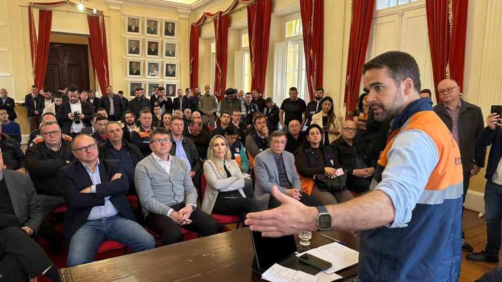 Governador esteve na Prefeitura de Bento Gonçalves na manhã desta sexta-feira, 08 de setembro, para afirmar que o Governo está junto na reconstrução das cidades afetadas pelas enchentes. Crédito: NB Notícias