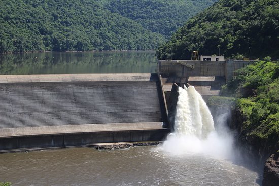 Usina Castro Alves não possui comportas, apenas um vertedouro lateral. Volume de água excedente passa por cima da barragem - Foto: Divulgação