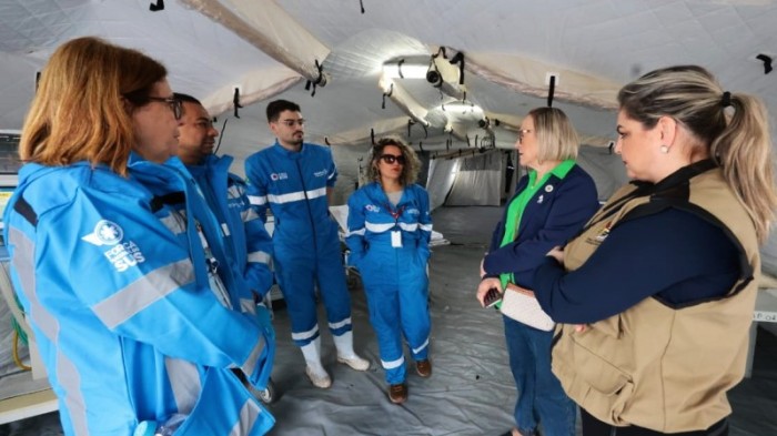 No hospital de campanha, a secretária da Saúde conversou com a equipe de atendimento -Foto: Itamar Aguiar/Ascom SES