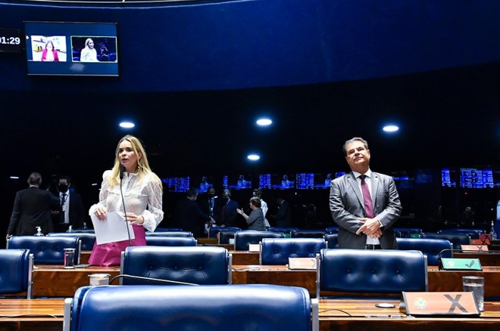 Daniella Ribeiro, com Nelsinho Trad: busca de diálogo na tentativa de se chegar a um texto de consenso - Foto: Waldemir Barreto/Agência Senado