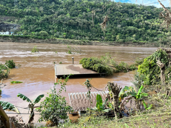 Segue o cadastramento de famílias atingidas pela enchente no interior de Bento