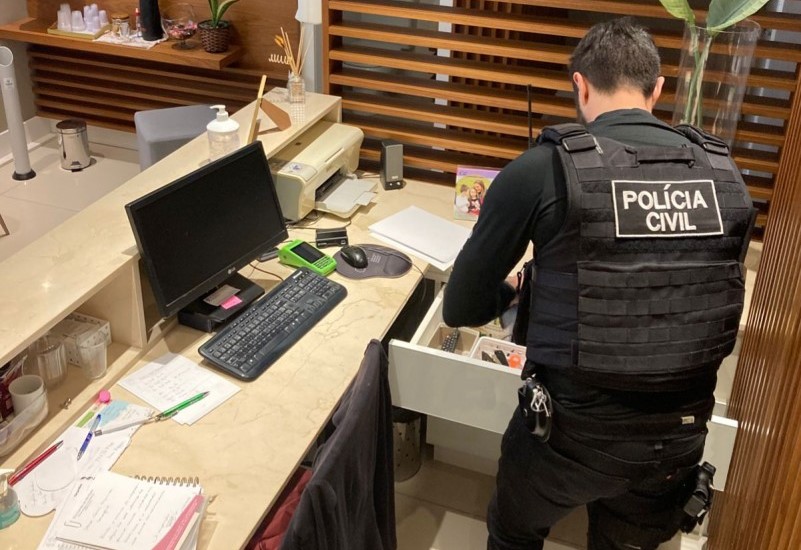 Policiais civis apreenderam vários documentos no consultório dos médicos em Bento Gonçalves - Foto: Polícia Civil/Divulgação