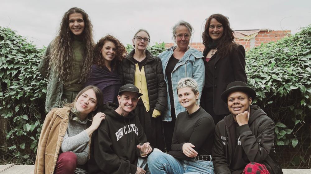 A peça conta com direção de Nina Picoli, atuação de Janaína Kremer e produção de Lau Graef. A dramaturgia foi criada pela escritora Angélica Freitas, em parceria com a diretora e a atriz. Crédito: Divulgação