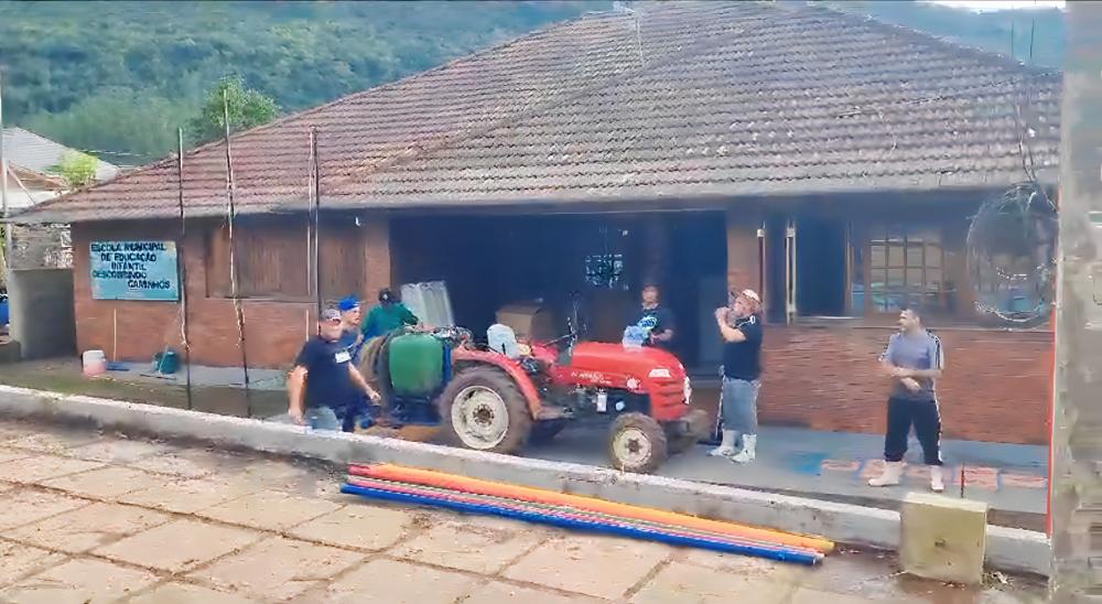 A Escolinha foi totalmente devastada pela água no dia 04 de setembro. Voluntários realizaram a limpeza do espaço no dia 07 de setembro. Crédito: Renata Oliveira/NB