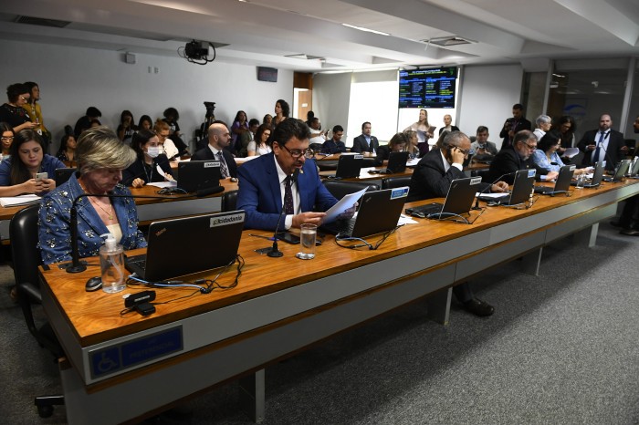 Wilder, relator, ao lado de Buzetti, autora: a maior parte dos profissionais de saúde já sofreu agressões físicas ou verbais no ambiente de trabalho. - Foto: Roque de Sá/Agência Senado