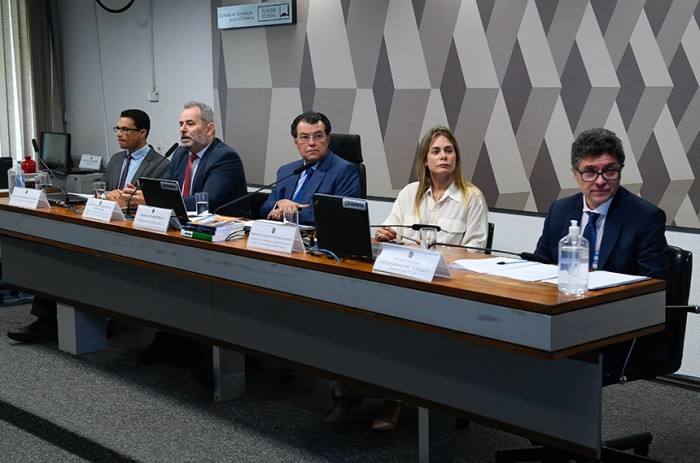 NA CCJ, especialistas debatem sobre criação de Conselho na Reforma Tributária. A reunião foi presidida pelo relator da PEC no Senado, Eduardo Braga (MDB-AM) - Foto: Marcos Oliveira/Agência Senado