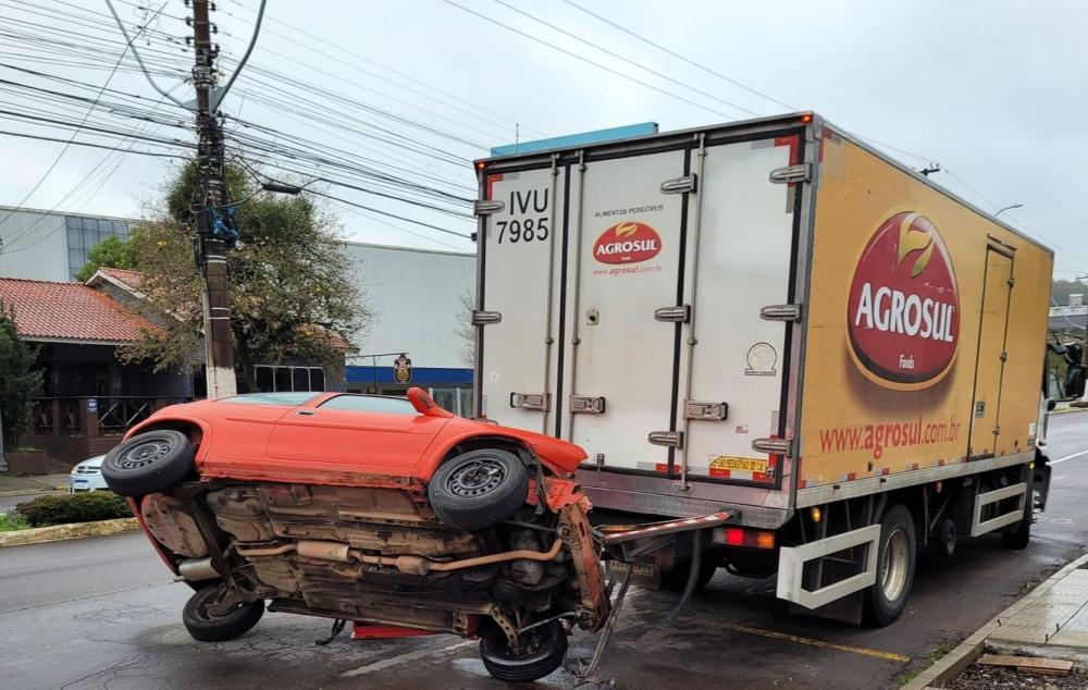 Ocupantes do Corsa levaram um grande susto, mas não ficaram feridos - Fotos: Delano Pieta/Rádio Garibaldi/Divulgação