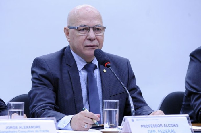 O relator, Professor Alcides, recomendou a aprovação da proposta - (Foto: Cleia Viana/Câmara dos Deputados)