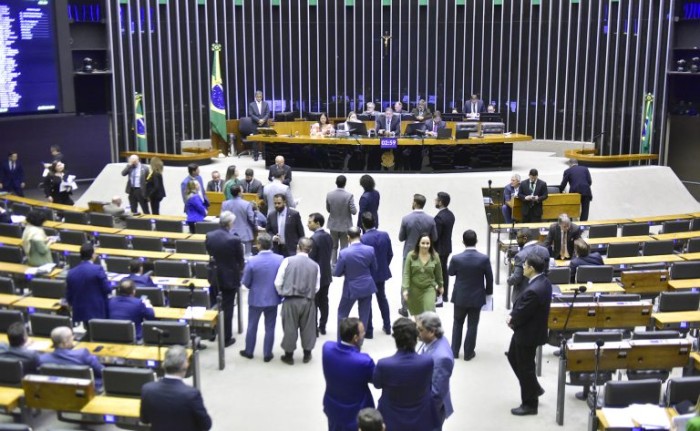 Deputados durante sessão do Plenário nesta quinta - (Foto: Zeca Ribeiro / Câmara dos Deputados)