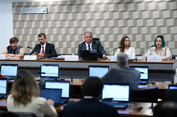 Relator das propostas, Eduardo Gomes (ao centro) conduziu o debate com representantes do setor - Foto: Edilson Rodrigues/Agência Senado