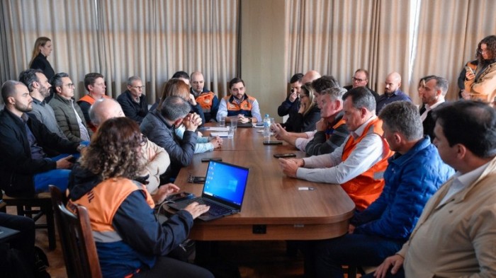 O vice-governador Gabriel Souza conduziu a reunião com o secretário Madureira, que visitará as cidades mais atingidas -Foto: Rodrigo Ziebell/Ascom GVG