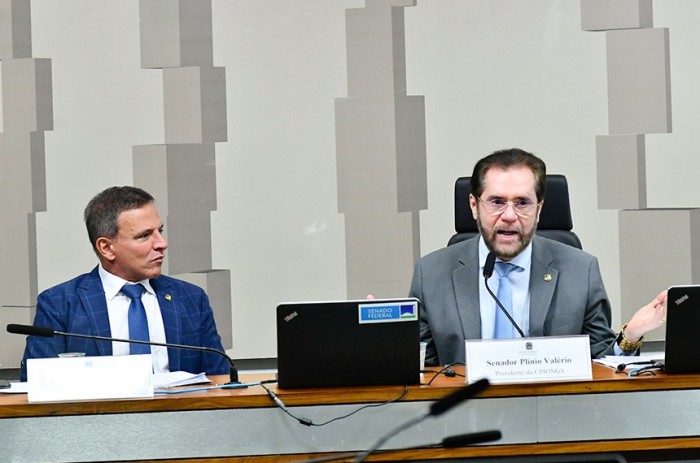 O presidente da CPI das ONGs, Plínio Valério (dir.), ao lado do relator, Marcio Bittar: por requerimentos de ambos, serão ouvidas representantes das ONGs Imazon e Ipê - Foto: Geraldo Magela/Agência Senado