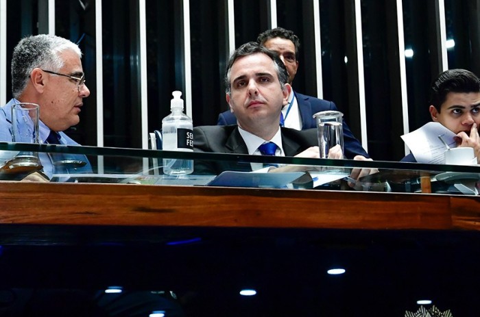 Pacheco, com Girão (esq): importância de projetos estruturantes para a arrecadação e para a sustentação do regime fiscal - Foto: Waldemir Barreto/Agência Senado