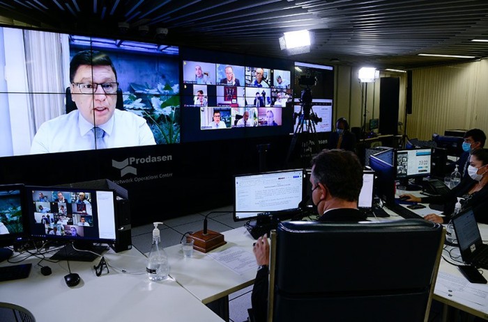 No Senado, a proposta foi aprovada em sessão remota em 2021, com relatoria de Carlos Viana (no telão) - Foto: Pedro França/Agência Senado