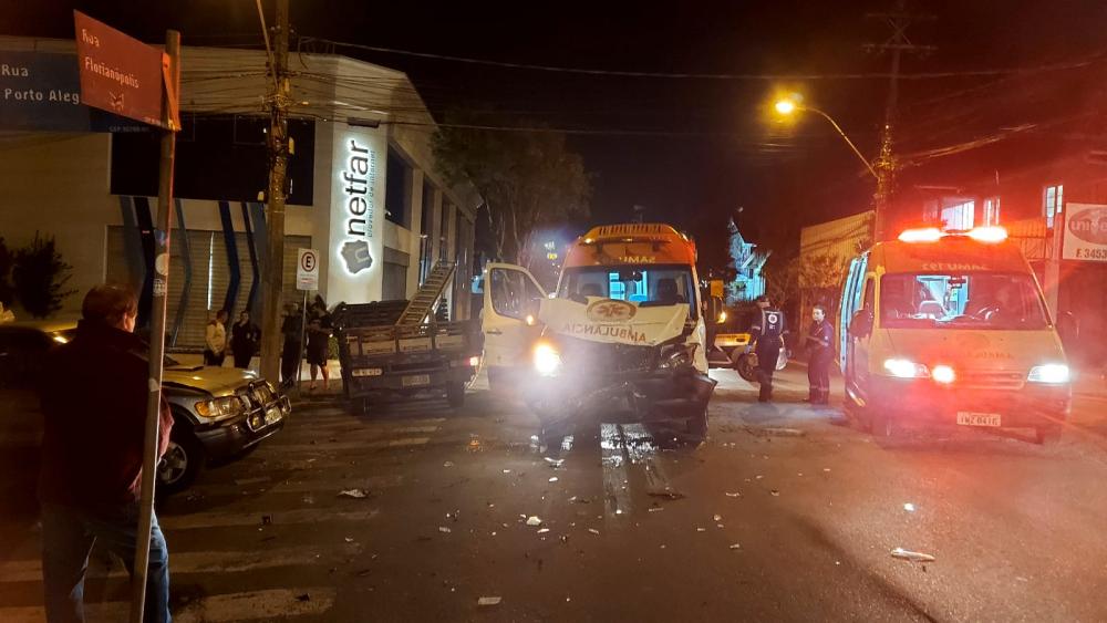 Colisão entre caminhonete e ambulância deixa um ferido em Bento