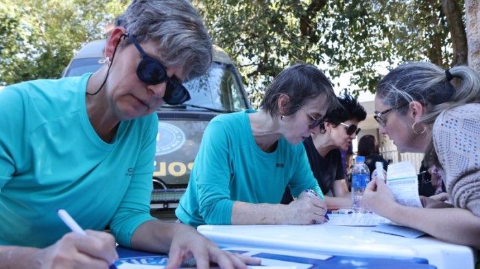 Neste sábado, primeiro dia do mutirão, a força-tarefa preencheu mais de 300 novos formulários -Foto: Luís André Pinto/Secom