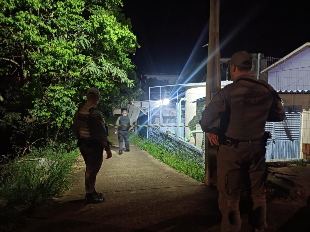 Policiais da BM agiram rapidamente e prenderam dois autores do suspeitos cerca de 50 minutos após o crime: Foto: Eduardo Cover Godinho/Rádio Aurora/Divulgação