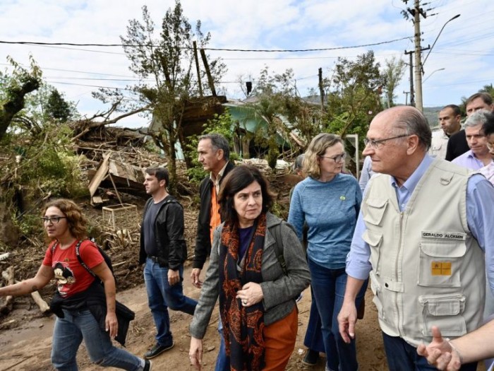 Comitiva do governo e deputados visitam áreas destruídas pelas chuvas no Rio Grande do Sul e anunciam medidas de ajuda - (Foto: Cadu Gomes/VPR)