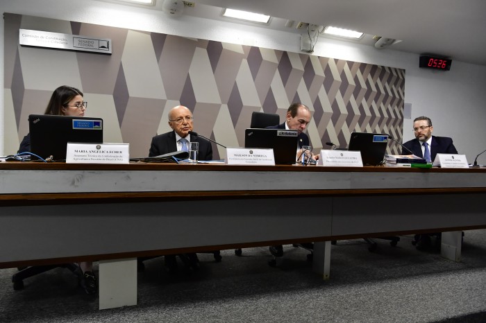 Mailson da Nóbrega (esq): o Brasil está diante de uma revolução da tributação do consumo quando comparado ao que se tem hoje, “o pior sistema de tributação de consumo do mundo” - Foto: Waldemir Barreto/Agência Senado