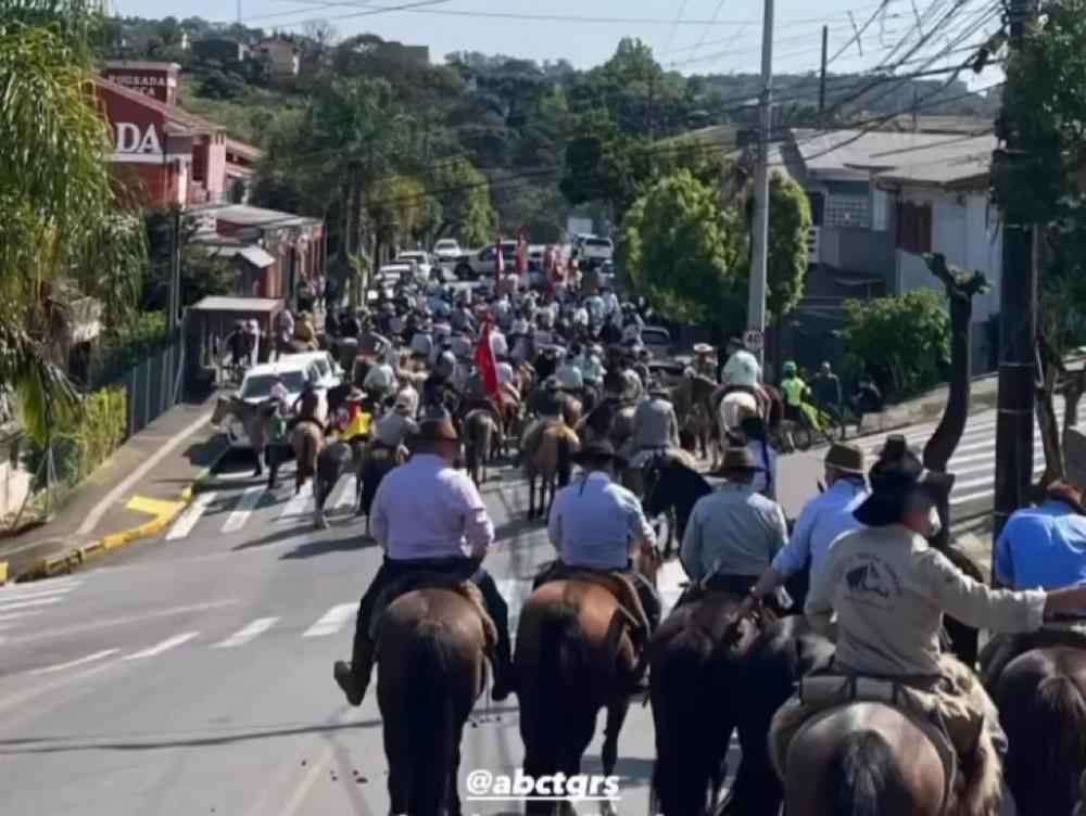 Cavalgada Solidária de Bento arrecada milhares de doações para atingidos pela enchente