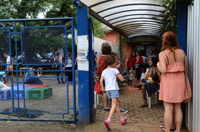 Mães e pais aguardam filhos em creche de São Paulo: objetivo do projeto é organizar as filas para ingresso nos estabelecimentos de educação básica da rede de ensino - Foto: NELSONL