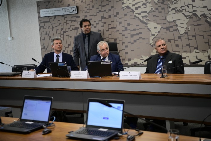 Izalci (ao centro): saudou a aproximação entre empresas, governo e academia, com apoio da tecnologia, em prol da pesquisa agropecuária - Foto: Pedro França/Agência Senado