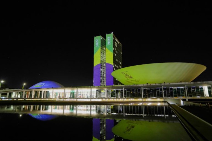Congresso iluminado de verde e amarelo nos 200 anos da Independência - (Foto: Michel Jesus/Câmara dos Deputados)