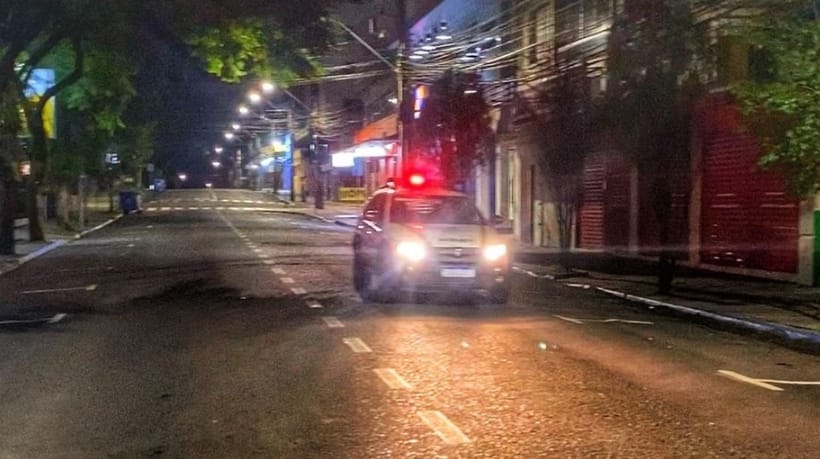 Dupla armada rouba veículo e celulares de dois homens no Centro de Farroupilha