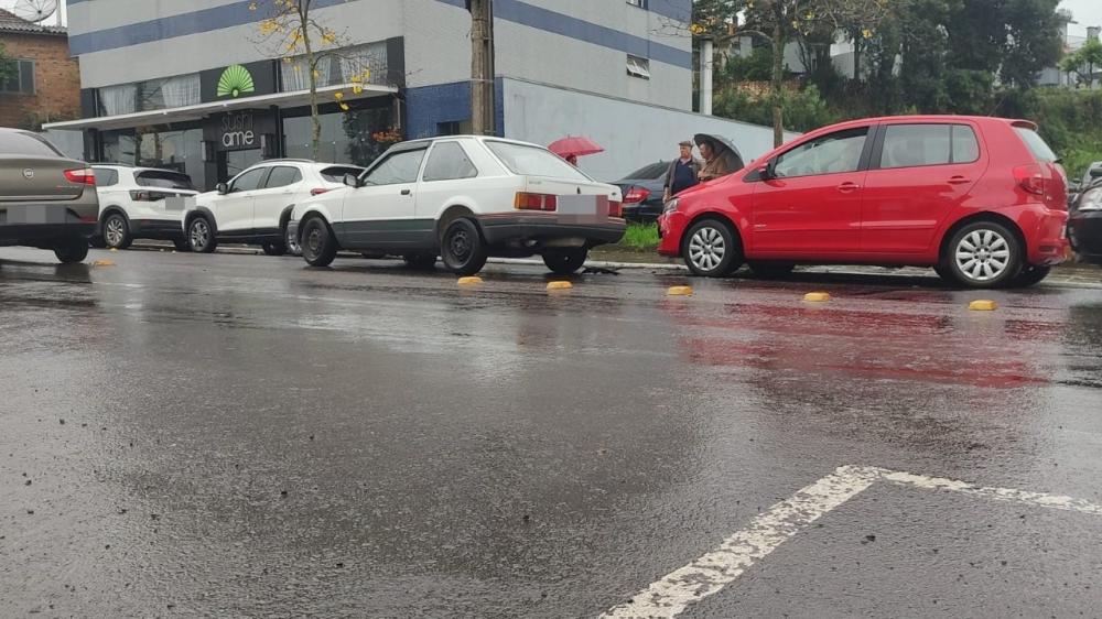 Acidente envolvendo três veículos é registrado no Centro de Carlos Barbosa