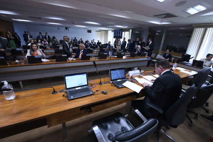 Augusta Brito (esq), relatora: apoio e subscrevo um novo projeto que abarque os órfãos de outros tipos de violência. - Foto: Edilson Rodrigues/Agência Senado