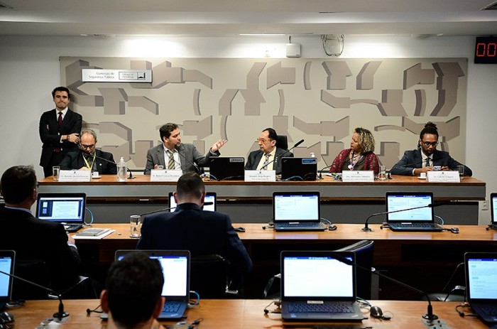 Kajuru (ao centro) comanda debate com o delegado Rodolfo Queiroz Laterza, Rafael Velasco Brandani, Alessandra Almeida e Gabriel Sampaio - Foto: Pedro França/Agência Senado