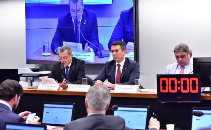 Quatro deputados pediram vista do relatório, mas não há mais prazo para votar o texto - (Foto: Zeca Ribeiro/Câmara dos Deputados)