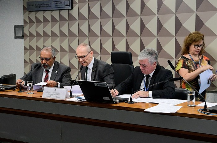 Relatório favorável à aprovação foi lido por Fabiano Contarato na reunião - Foto: Pedro França/Agência Senado