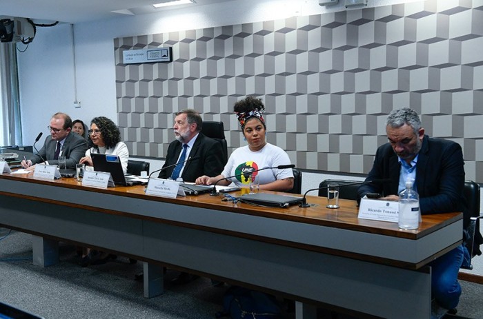 Mirella, da UNE (centro): dados de evasão dos estudantes no ensino superior no Brasil são alarmantes - Foto: Marcos Oliveira/Agência Senado