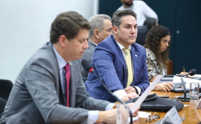 Salles (E) lê relatório, apresentado na semana passada, ao lado de Zucco - (Foto: Arquivo/Câmara dos Deputados)