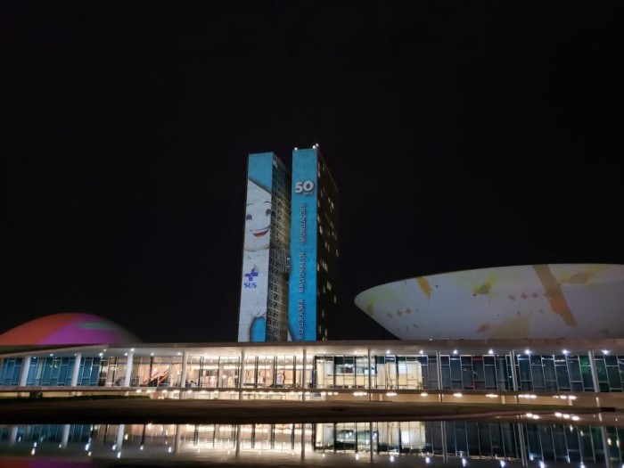 Imagem do personagem Zé Gotinha, símbolo do PNI, aparece em uma das torres - (Foto: Pierre Triboli/Câmara dos Deputados)