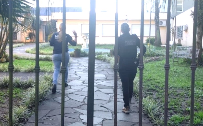 Agentes do Ministério Público recolhem documentos na Prefeitura de Cachoeira do Sul - Foto: Divulgação