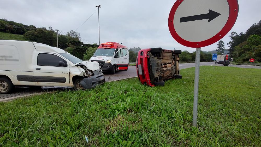 Colisão entre dois veículos deixa três feridos no trevo São José