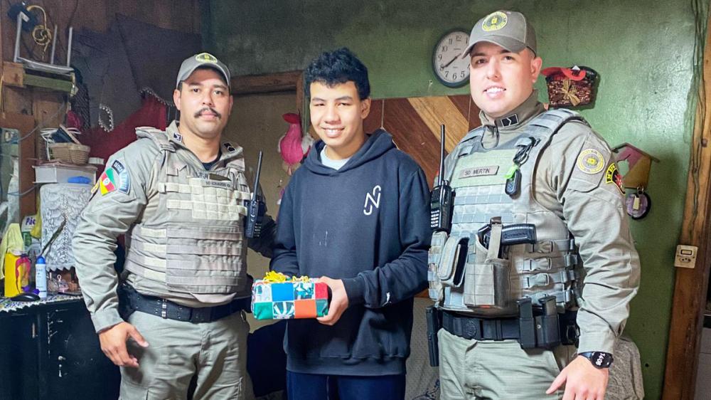 Soldados da BM visitam jovem que sonha em ser policial